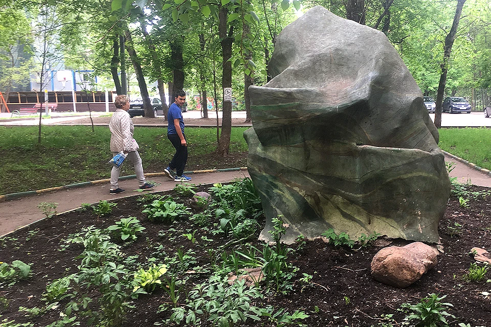 Памятник Ерунде радует москвичей своим необычным видом в Войковском районе столицы.