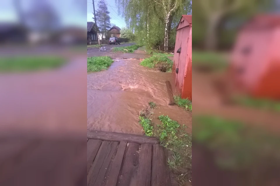 По улицам Омутнинска бежали реки после грозы. Фото: vk.com/meteokirov