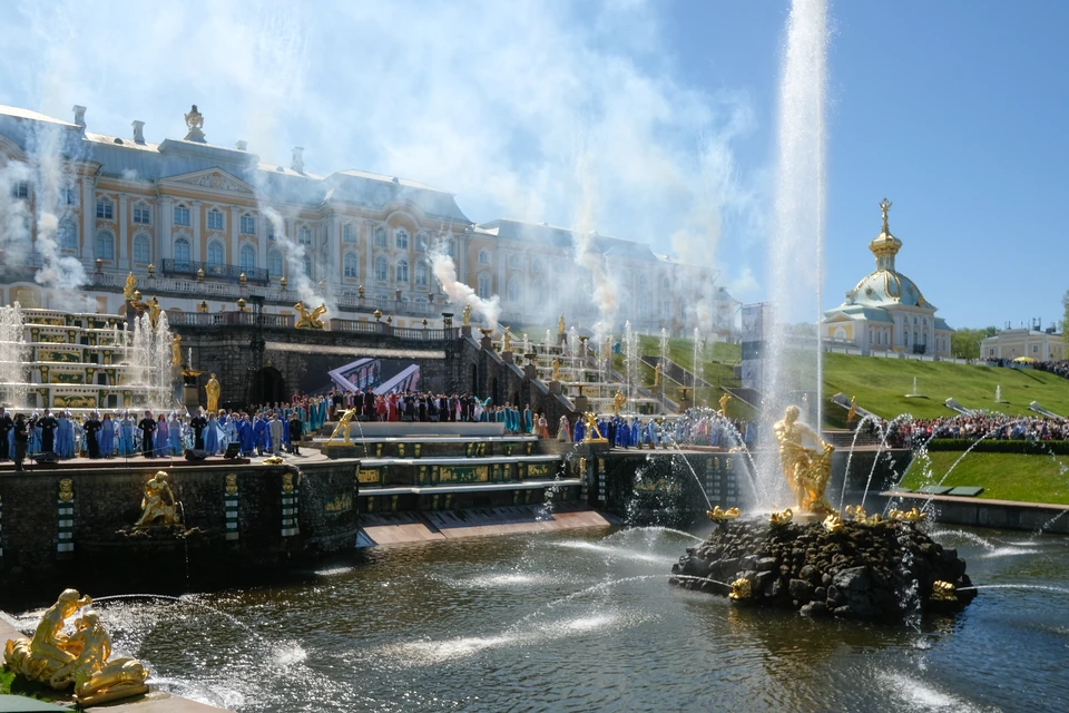 В Петергофе прошла церемония открытия летнего сезона.