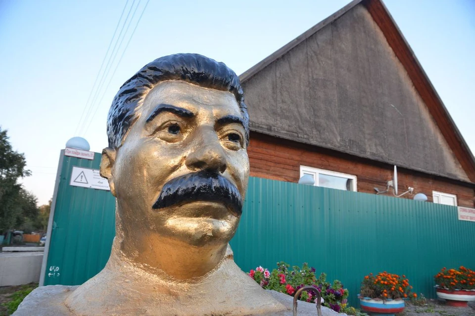 Эта «голова» Сталина стоит в частном секторе Новосибирска вот уже больше пяти лет.