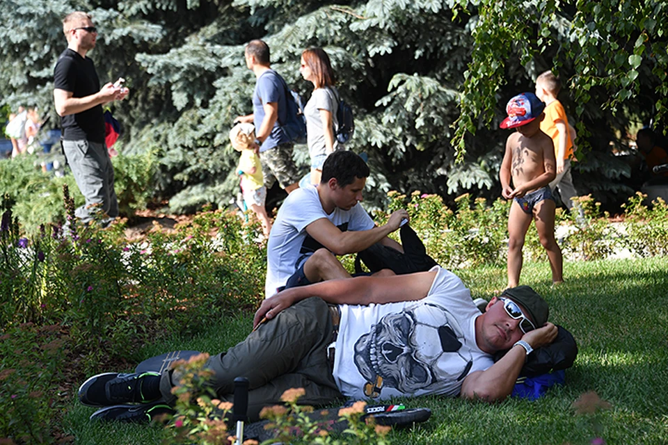 Устраивать пикники в Парке Горького разрешают. Сюда приходят компаниями и семьями