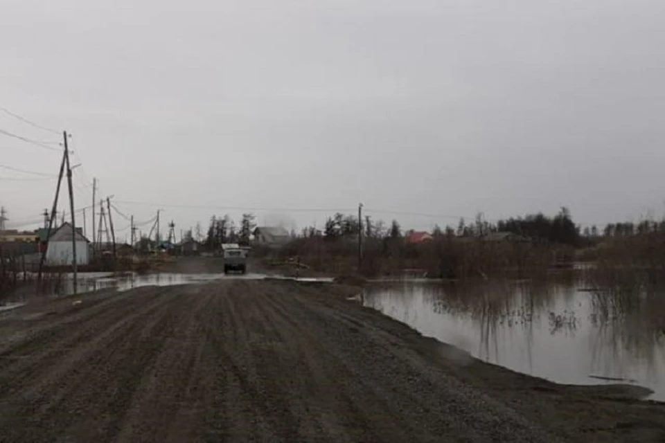 Подтоплена подъездная дорога к автозаправочной станции Среднеколымской нефтебазы.