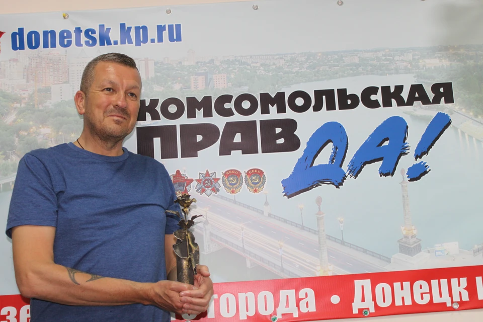 Кузнец из Донбасса подарил британцу сувенир из осколков от снарядов