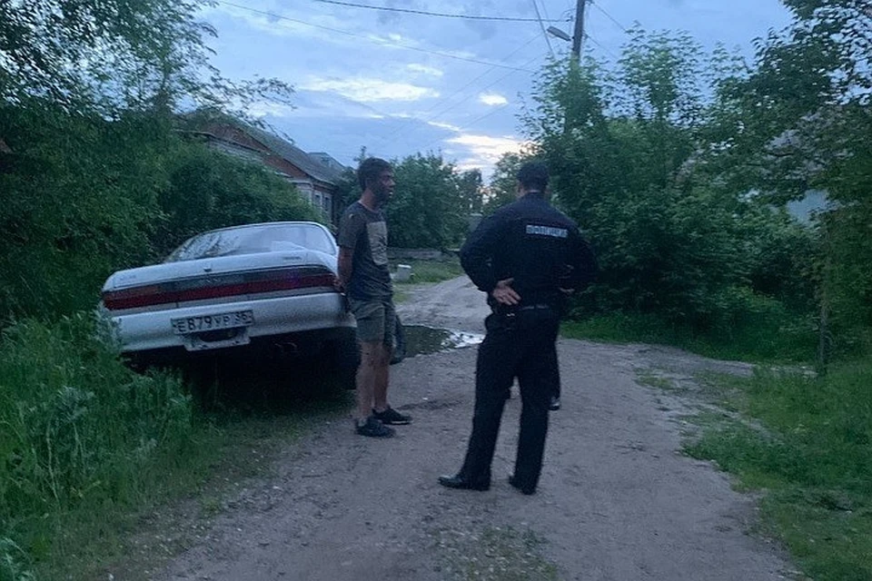 Машина нарушителя в итоге оказалась в кювете. Фото: ГУ МВД по Воронежской области.