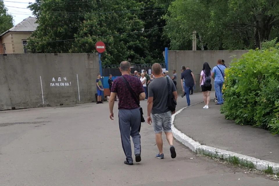 Очередь в подразделение Миграционной службы в Пролетарском районе Донецка начинается за воротами райотдела полиции