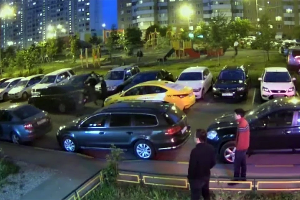 Как уже удалось выяснить полицейским по уличным камерам видеонаблюдения, началось все с драки на улице Чистякова