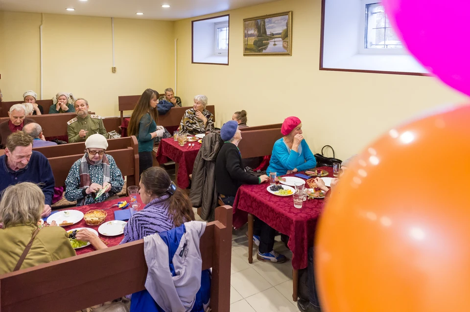 Ежедневно в кафе обедали около трехсот бабушек и дедушек.