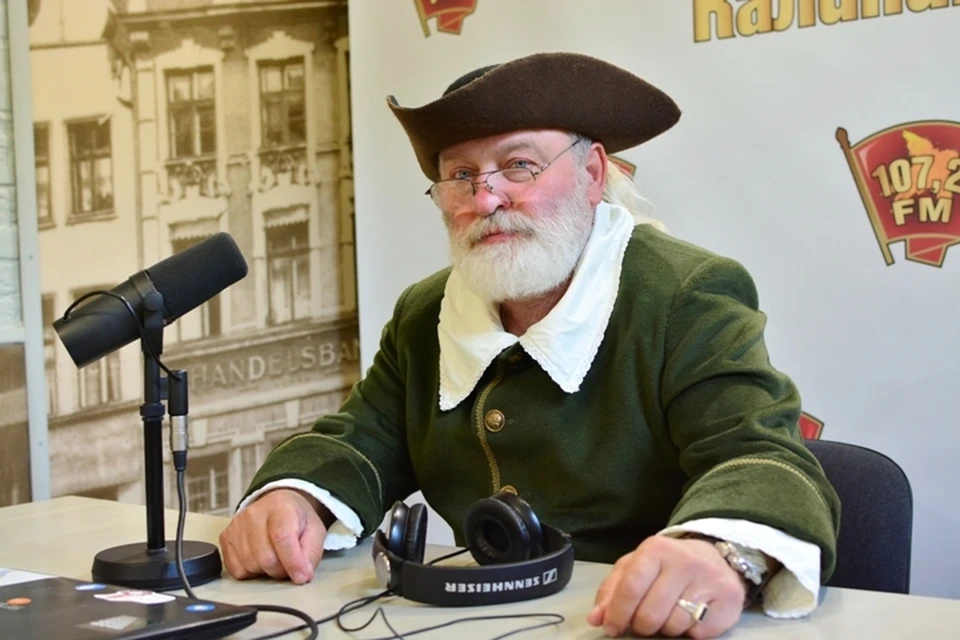 Одевая костюм, Андрей Каминский превращается в Хранителя Андреаса.
