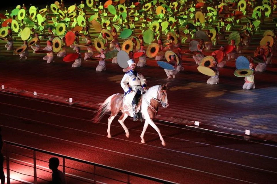 В начале шоу по стадиону проехал казак на лихом коне.