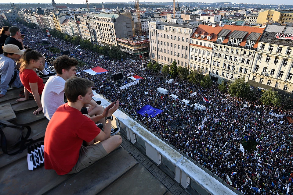 Прошедший день в Праге обернулся самыми массовыми протестами за последние 30 лет.