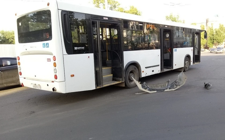Автобусу пришлось высадить пассажиров прямо на проезжую часть.