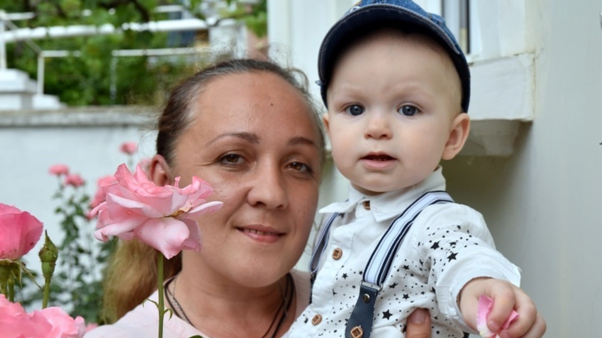 Маленький Витя попал в детдом, несмотря на последнюю волю неизлечимо  больной матери. Но все же обрел семью - KP.RU