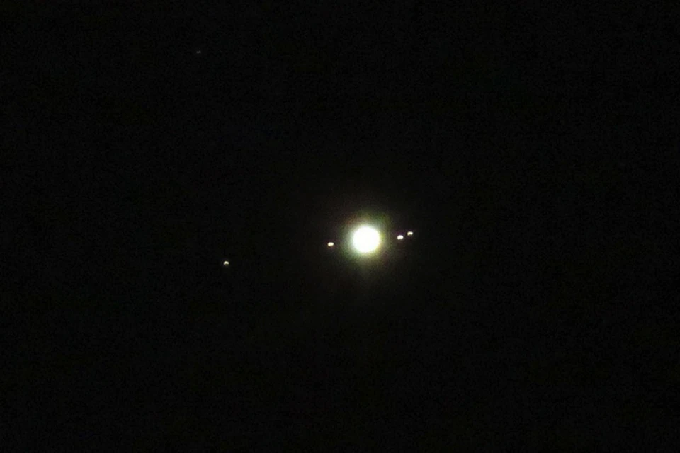 Юпитер все еще сближается с Землей, но некоторые его спутники уже видны.