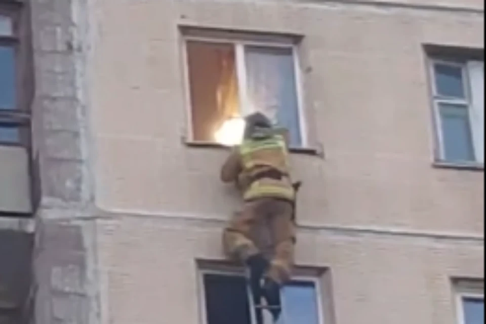 Ребенка спасли из квартиры на 11 этаже. Фото: скриншот видео/ "ДТП и ЧП" "ВКонтакте".
