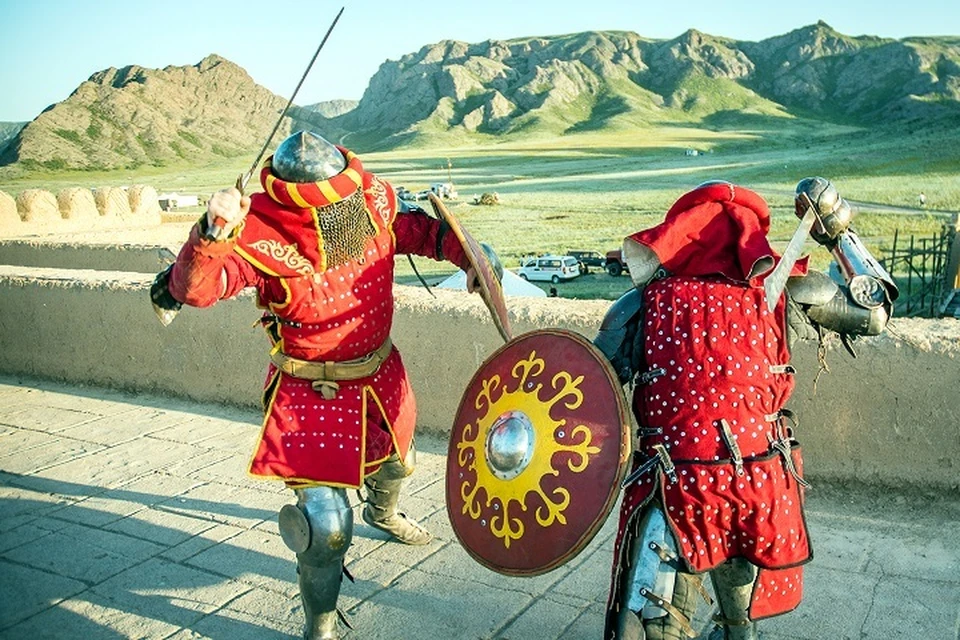 Показательный поединок участников алматинского клуба исторического средневекового боя «Барыс» в городе кочевников на реке Или.