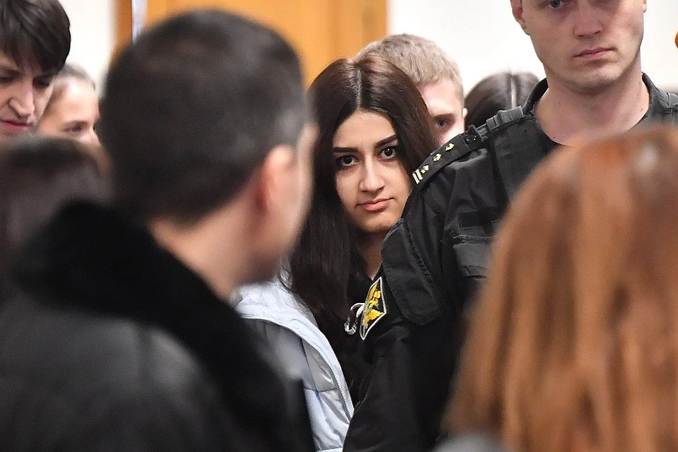 Крестина Хачатурян, обвиняемая в соучастии в жестоком убийстве своего отца, во время рассмотрения ходатайства следствия о продлении домашнего ареста в Басманном суде.