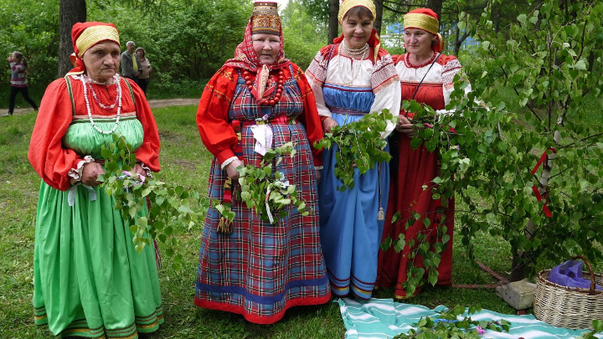 На Троицу в Тверской области у березы просили счастья и здоровья для родных  и любимых - KP.RU