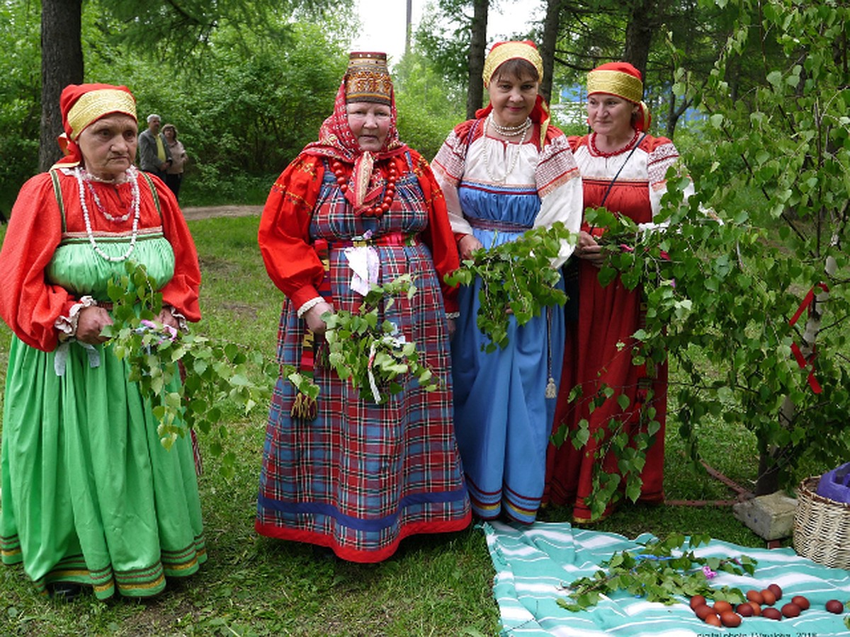 На Троицу в Тверской области у березы просили счастья и здоровья для родных  и любимых - KP.RU