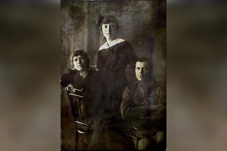 Уникальную фотографию передали в коллекцию частного музея Г.Е.Распутина. Слева направо: Матрена, Варвара, Дмитрий Распутины. Фото из личного архива Марины Смирновой.