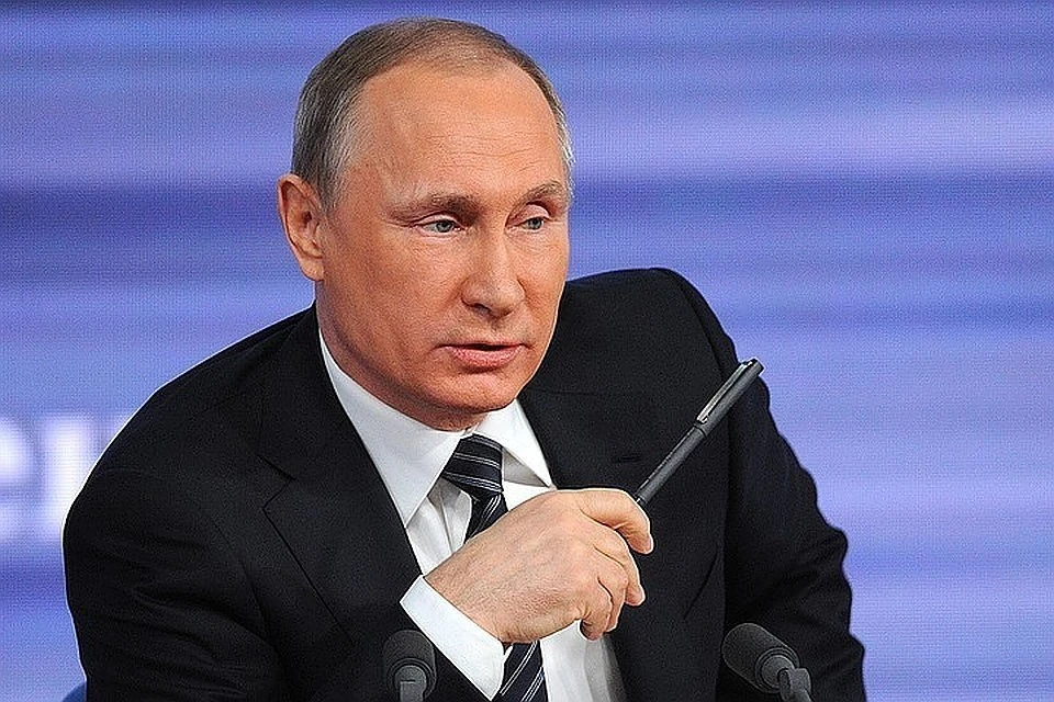 Владимир Путин в 17-й раз проводит прямую линию.