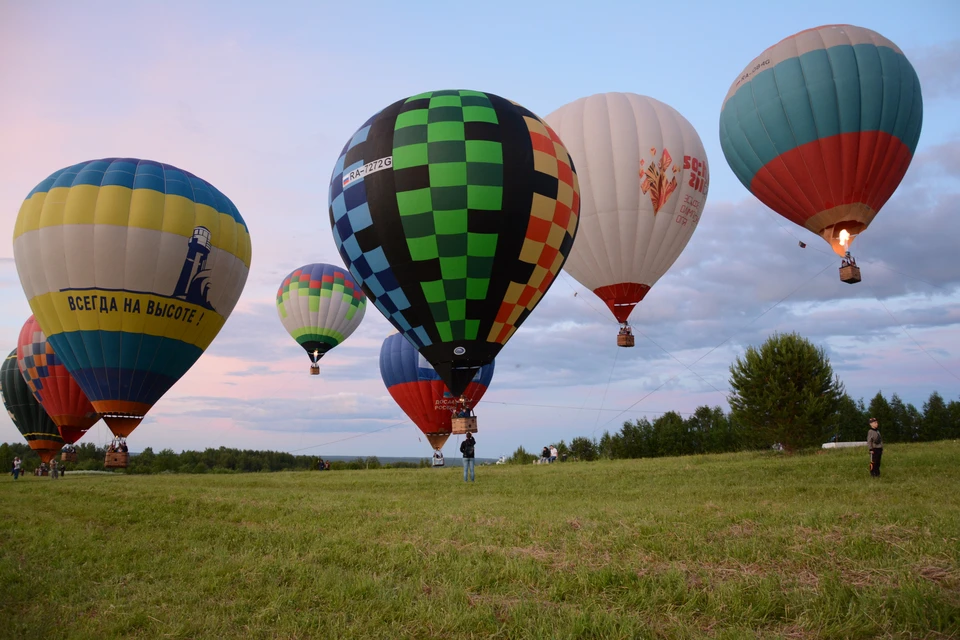 По традиции на фестивале "Живой воздух" все желающие могли подняться в небо на воздушном шаре.