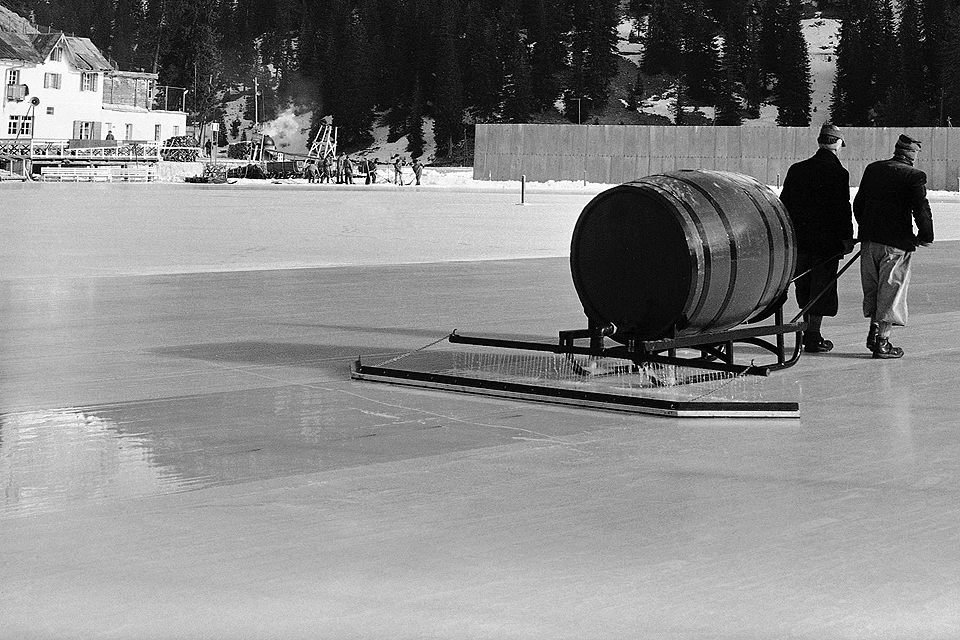Заливка льда перед соревнованиями конькобежцев, Кортина д'Ампеццо, Олимпиада 1956 года.