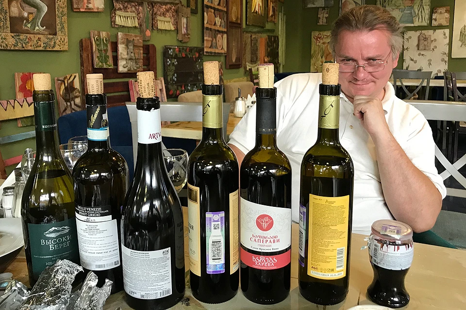 Преподаватель школы сомелье, судья международной категории по виноделию Денис Руденко, перед началом тестирования грузинских вин.
