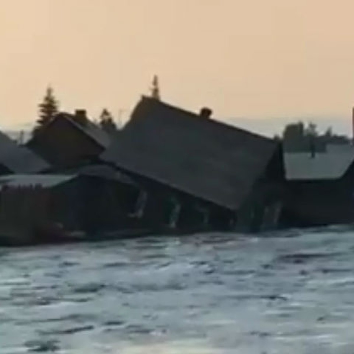 Видео наводнения в Нижнеудинске: жилой дом 