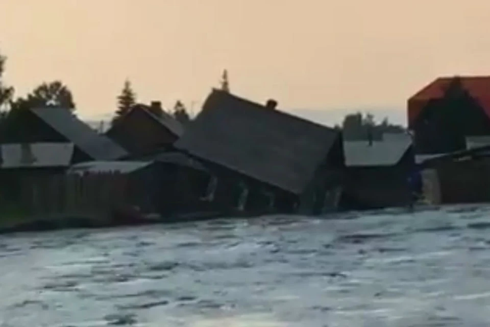 Видео наводнения в Нижнеудинске: жилой дом "уплыл" в реку