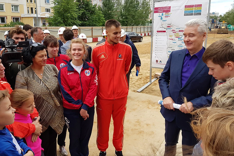Сергей Собянин и молодые спортсмены, которые смогут приступить в тренировкам в новом комплексе уже осенью.