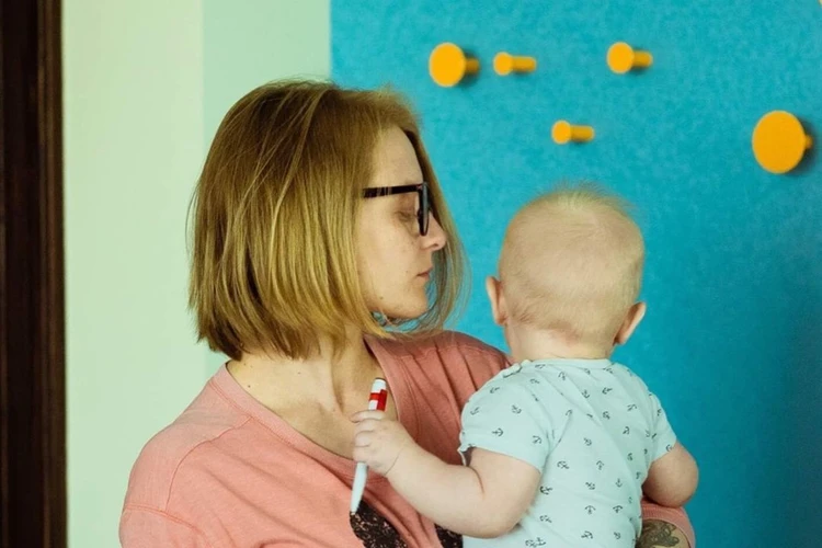 «Не уверена, что мои родители знают»: жительница Новосибирска родила ребенка от любимого человека, у которого ВИЧ