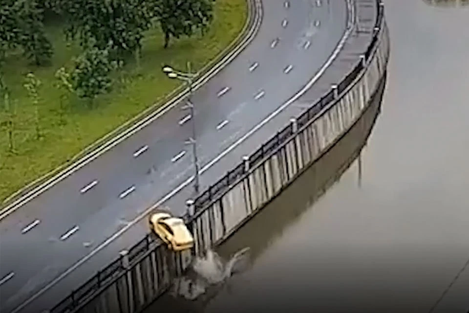 Появилось видео, как такси занесло на повороте. и машина упала в воду.