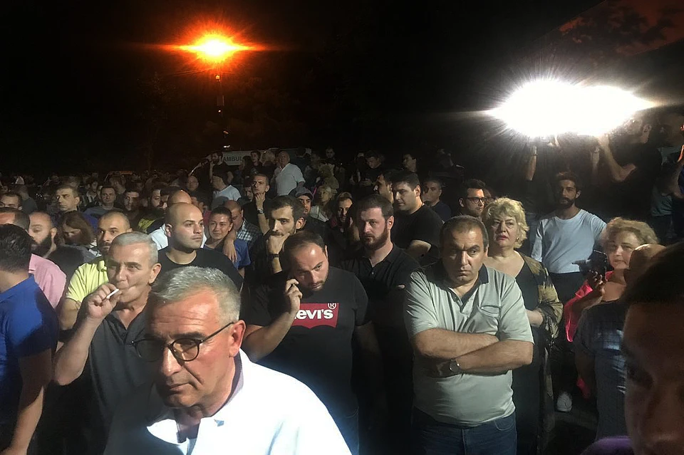 Вечером воскресенья у здания телеканала «Рустави 2» собралось около сотни человек