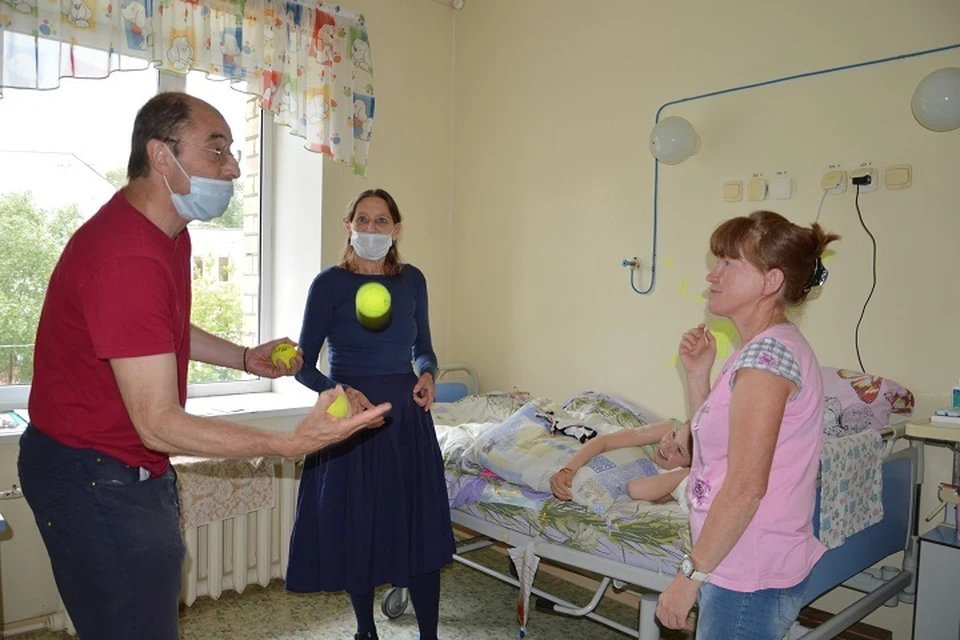 Артисты учат маму Наталью жонглировать. Фото пресс-службы "Дедморозим"
