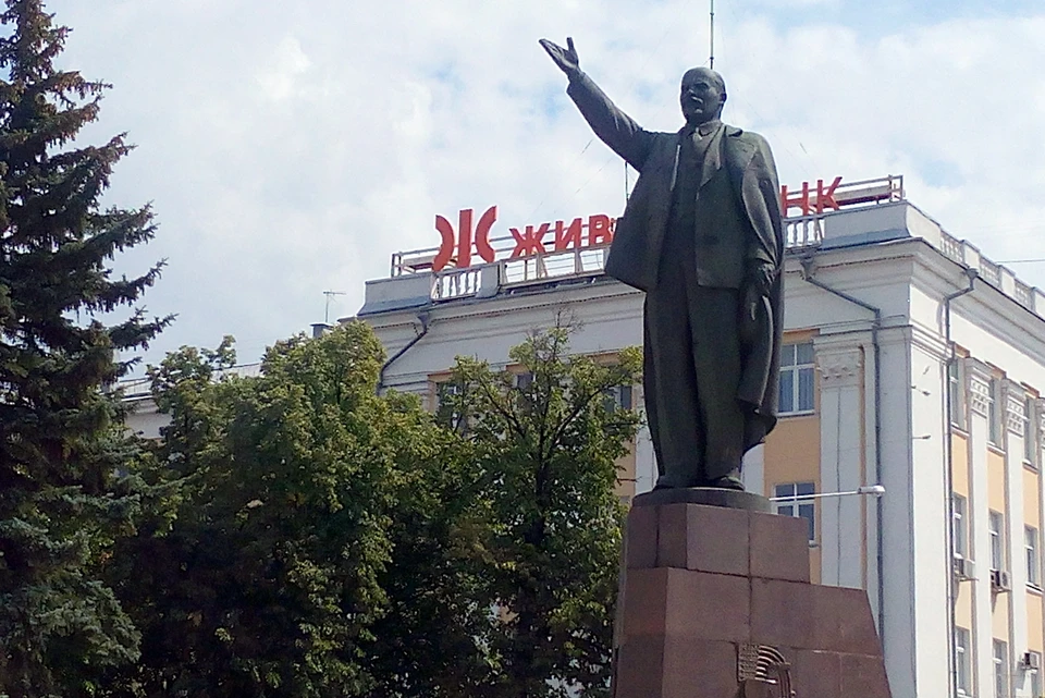 На прежнем месте. Памятник Ленину в Череповце. Памятник Ленина Адлер. Памятник Ленину в Рязани 2021. Памятник Ленину Лепсе.