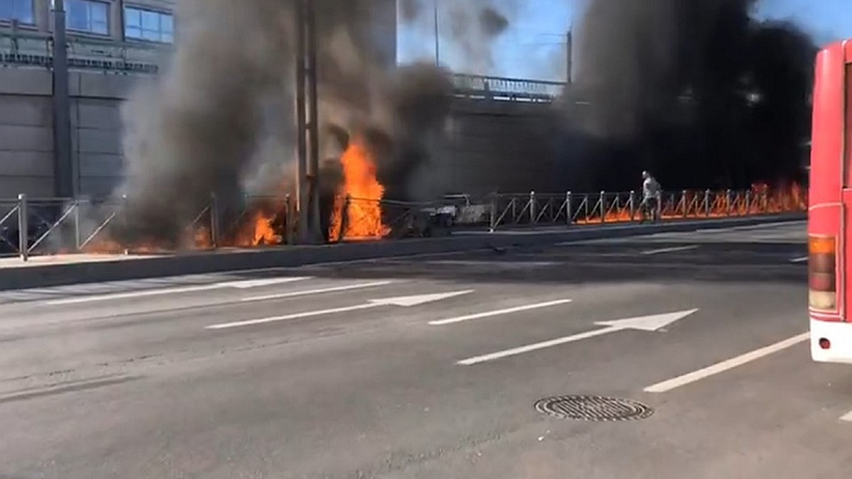 Бак пробило, машина вспыхнула: На Пискаревском проспекте в Петербурге  сгорел «Форд» неудачно наехавший на люк - KP.RU