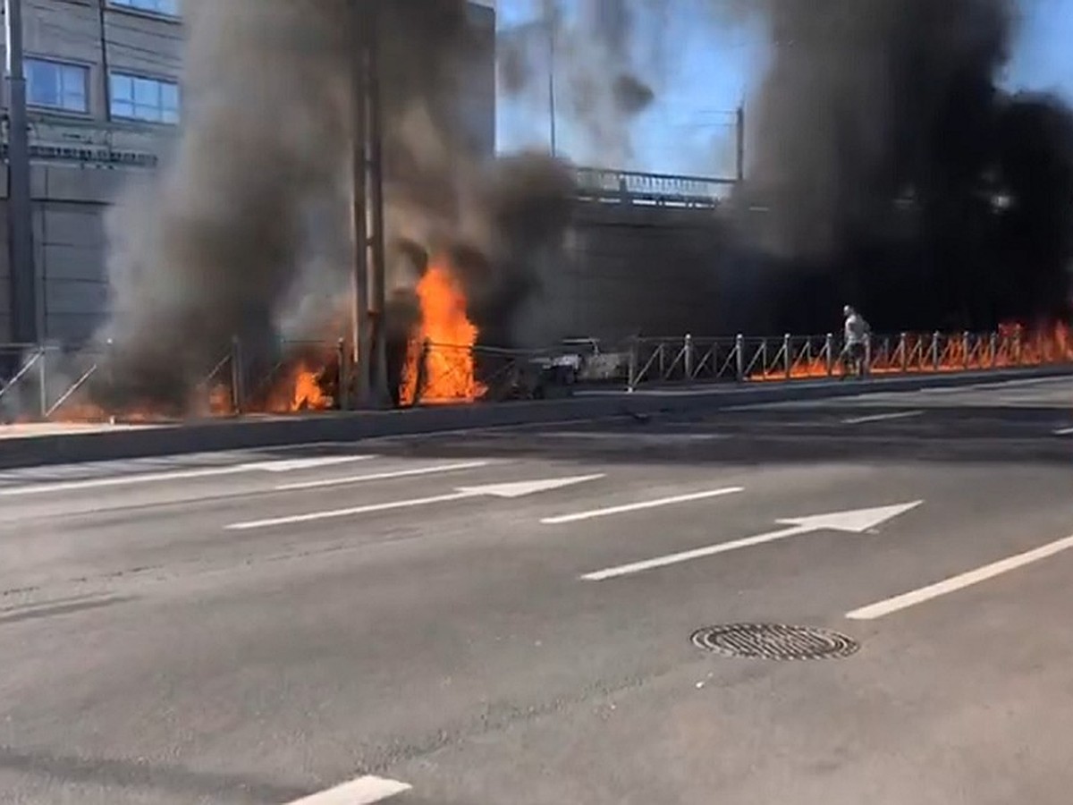 Бак пробило, машина вспыхнула: На Пискаревском проспекте в Петербурге  сгорел «Форд» неудачно наехавший на люк - KP.RU