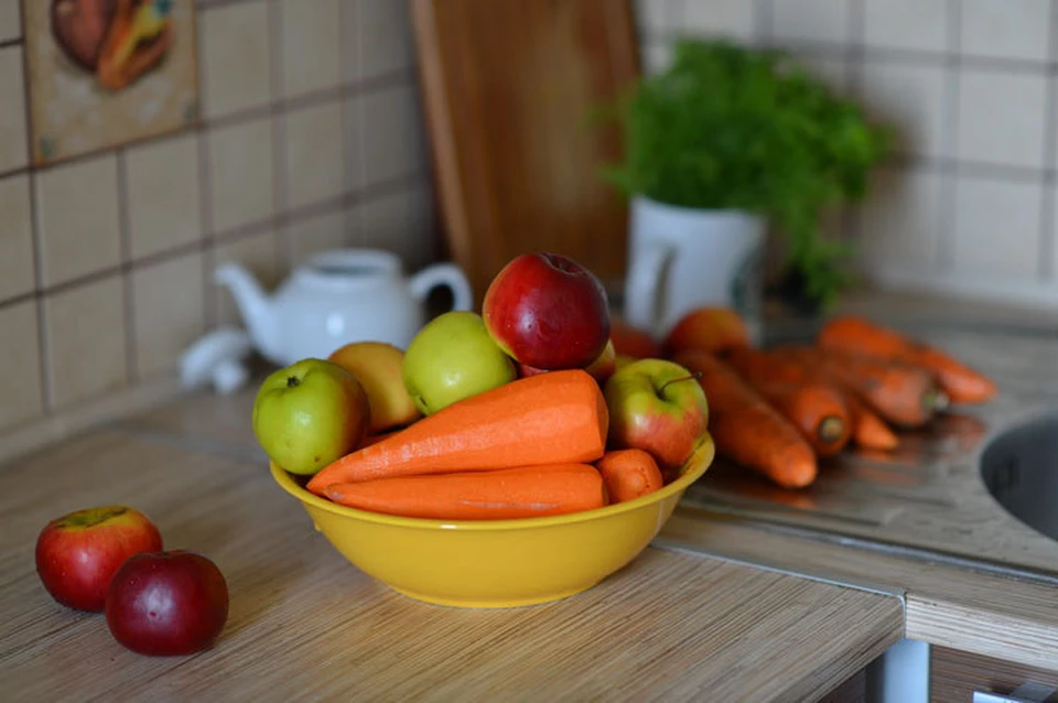 Возбудители кишечных инфекций могут находиться на продуктах питания. Поэтому тщательно мойте овощи и фрукты перед употреблением.