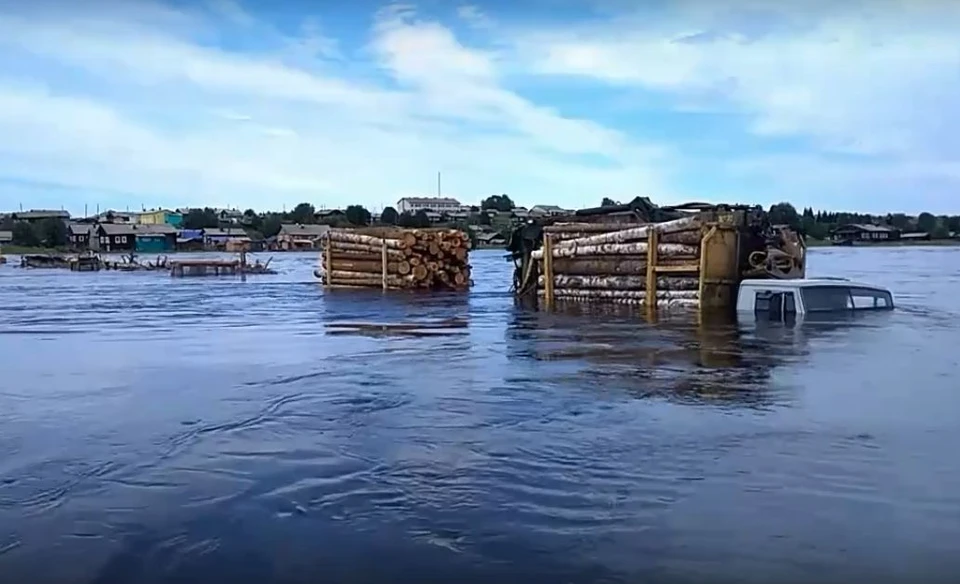 Понтонный мост унесло впервые за все 15 лет, что его устанавливали на реке Нившера. Скрин с видео.