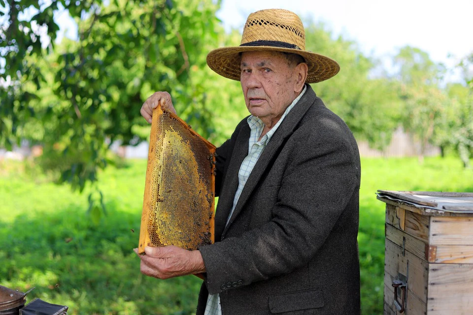Иван Емельянович занимается пчелами почти всю свою жизнь