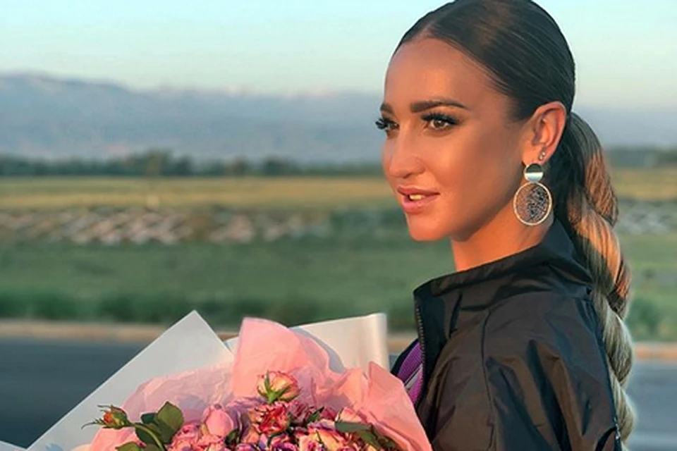 Не успела Ольга Бузова прилететь в Бишкек, как ее тут же осыпали цветами