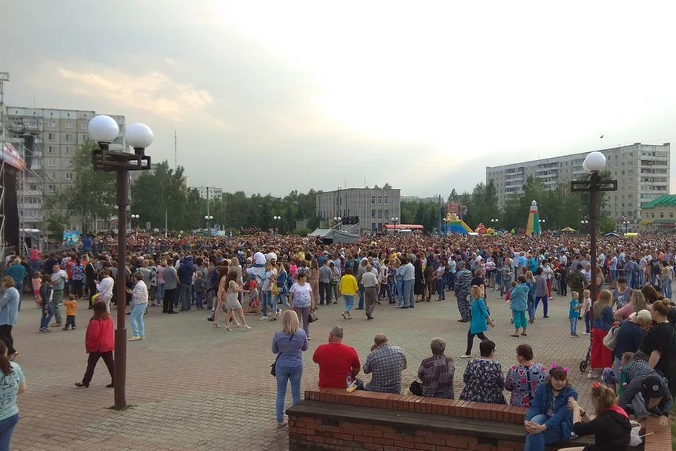 Погода в заринске алтайского края. Заринск площадь. Площадь Металлургов Заринск. Заринск городская площадь. Заринск площадь у фонтана.