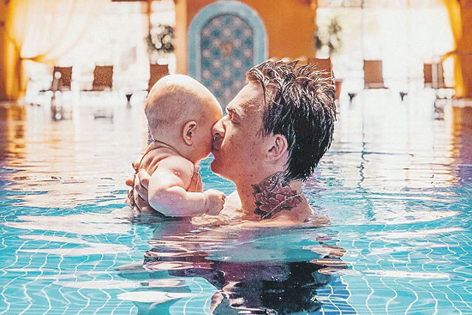 Топалов готов поплескаться с сыном Мишей в чистом бассейне, но там, где не видно дна, певца охватывает страх. Фото: instagram.com/vladtopalovofficial