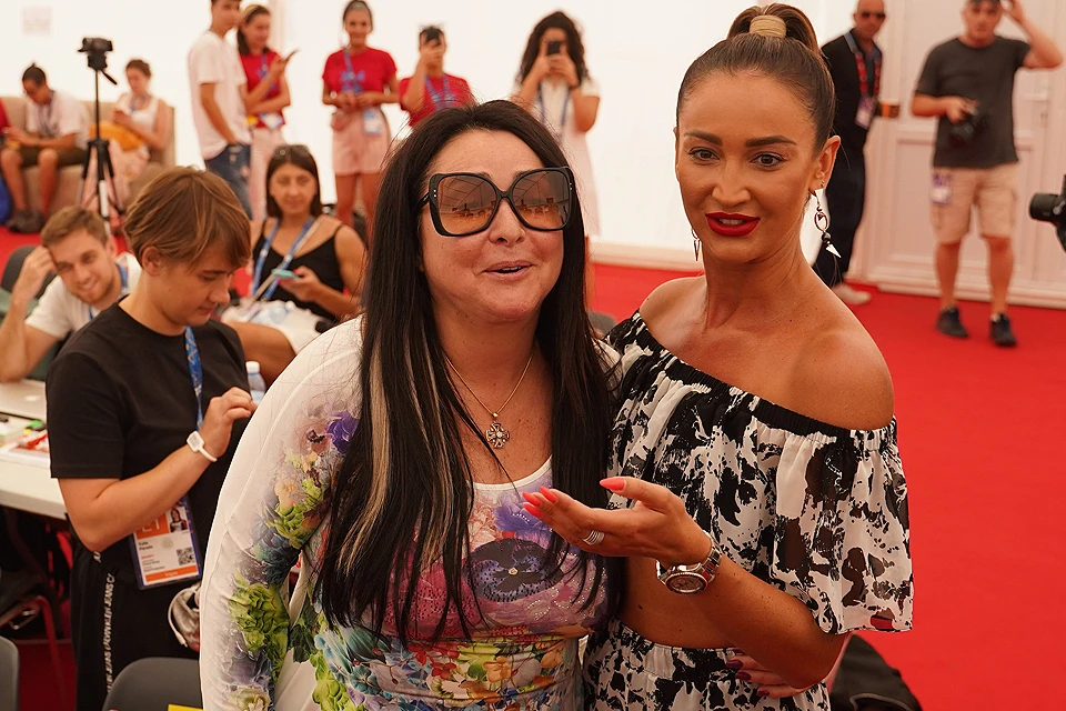 В Баку Лолита и Ольга Бузова прилетели на музыкальный фестиваль «Жара».