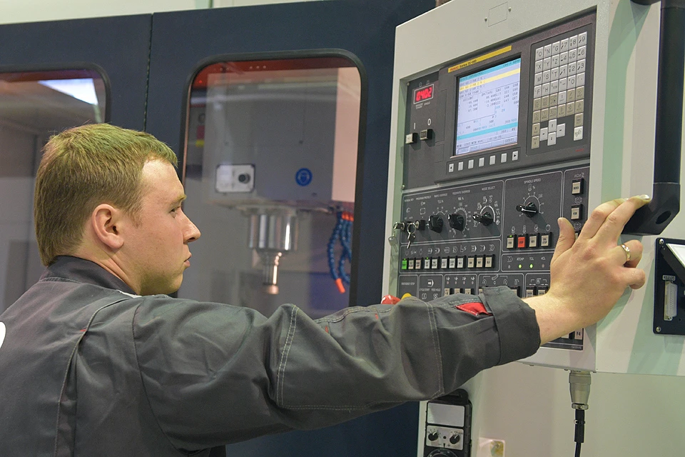 Рабочий в цеху по ремонту и настройке станков на производственном объединении Туламашзавод.