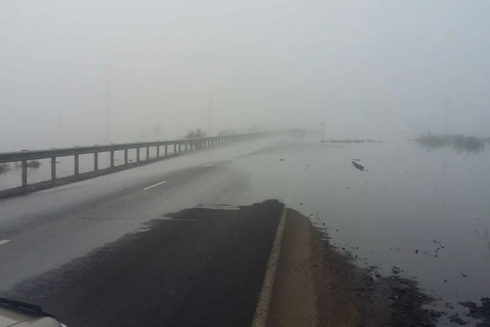 Федеральная трасса "Сибирь" перекрыта в Тулуне: вода вновь выступила на дорогу