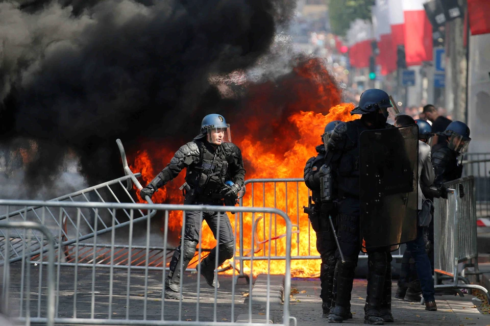 Парижские полицейские используют не только резиновые пули, но и водометы, слезоточивый газ, металлические дубинки. Фото: REUTERS.