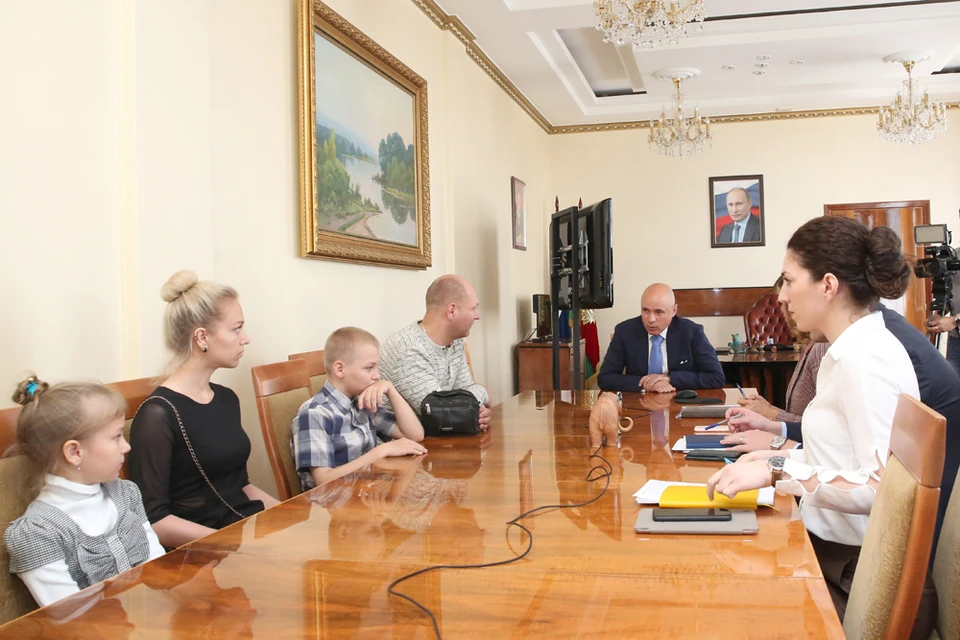 На встрече врио губернатора Игоря Артамонова с одной из многодетных семей. Фото с сайта администрации Липецкой области