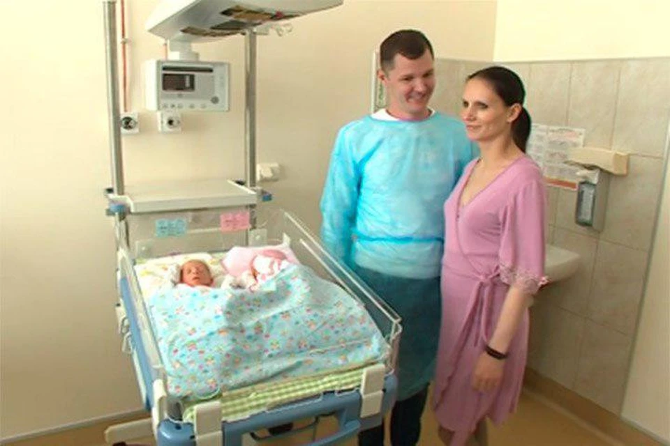 Счастливые родители четверни стали обладателями новой квартиры. Фото: Стоп-кадр с видео/пресс-служба губернатора СПб