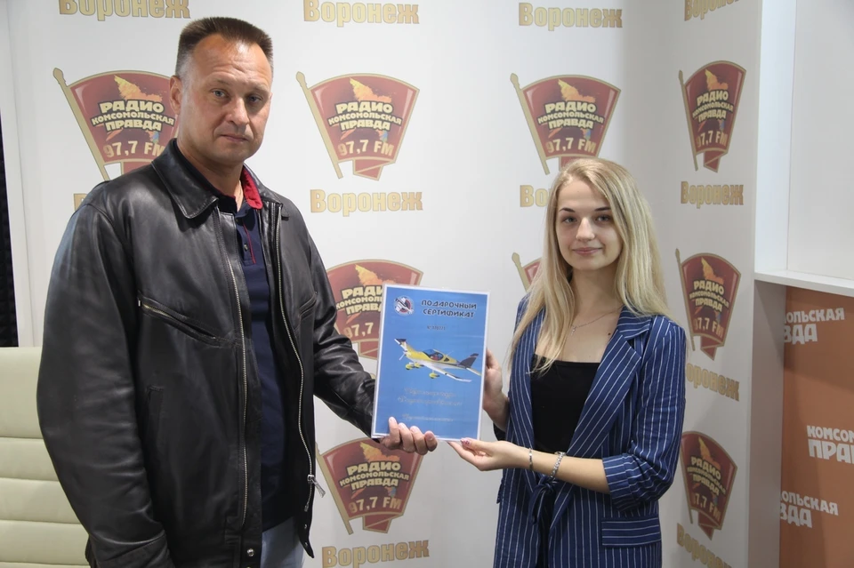 Летчик Александр Мацаев и одна из победительниц конкурса Маша.